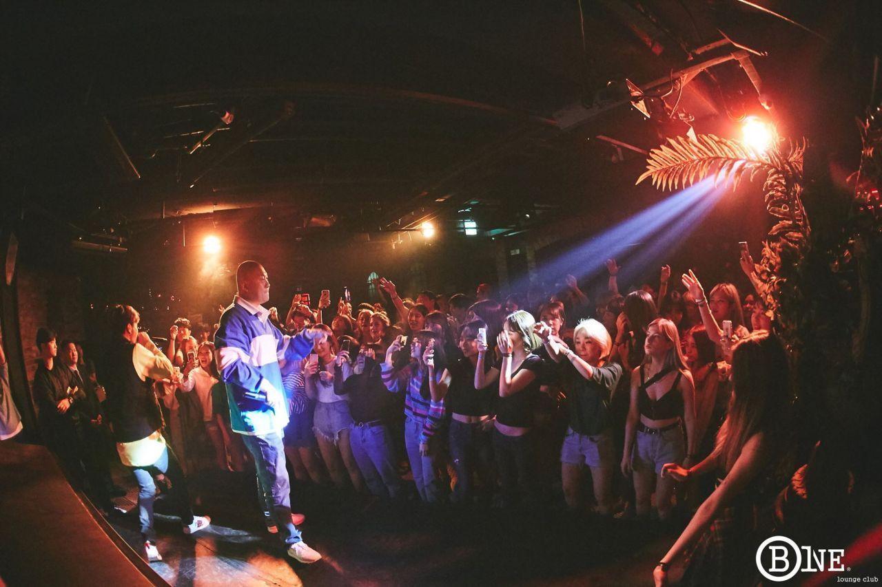 Ausgelassene Tanzparty im Itaewon Nachtclub in Seoul, mit aufregender Performance und Musik.